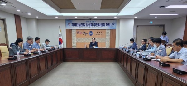 안양시는 지난 16일 시청 전자회의실에서 안양시 지역건설산업 활성화 추진위원회(추진위) 회의를 열고 상반기 성과 및 향후 계획을 논의했다 (1).jpg