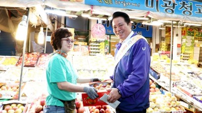 최대호 안양시장, 추석 앞두고 전통시장 방문…“질 좋고 저렴한 상품 적극 구매”