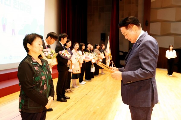 12일 안양시청 강당에서 열린 사회복지의 날 기념식에서 안양시 사회복지 유공자 44명이 표창장을 받았다 (1).jpg