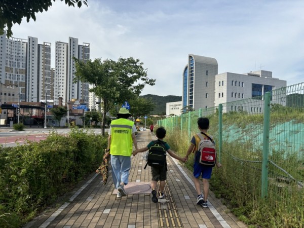 5.수원시초등학생등하교돕는‘어린이보행안전지도사’100명모집.jpg