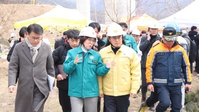 김동연, 서울세종고속도로 사고 현장 도착 “매몰돼 계신 한 분을 구조하는 데 만전을 기하도록 해달라” 지시