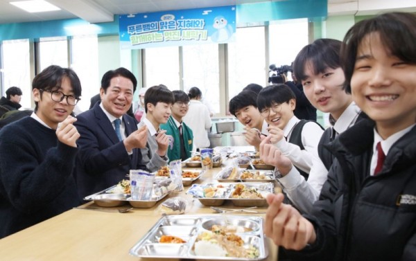 최대호 안양시장이 지난 19일 성문중고교 급식실을 둘러보고 학생들과 식사했다 (1).jpg