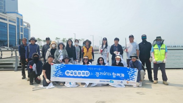(사진자료)+한국도자재단+경기바다+함께해+참여자+단체사진.jpg