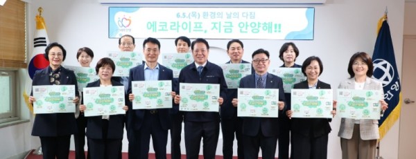 안양시 간부공무원들이 환경의 날을 앞두고 6월 2일 시청 3층 접견실에서 환경 실천 항목을 지키기 위해 다짐하고 있다 사진1.jpg