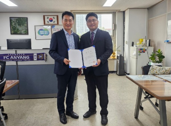 안양시가 26일 오후 4시 시청 3층 안전행정국장실에서 무료생활법률상담실 손해사정사 위촉식을 열었다(왼쪽부터) 이주빈 안전행정국장과 김재원 손해사정사.jpg