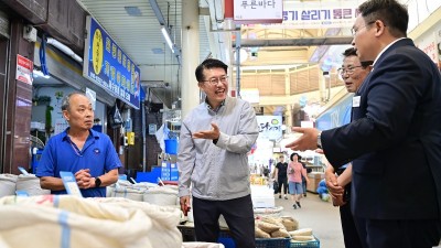 김대순 행정2부지사, ‘통큰세일’ 진행 중인 고양 원당시장 방문, 소상공인 격려